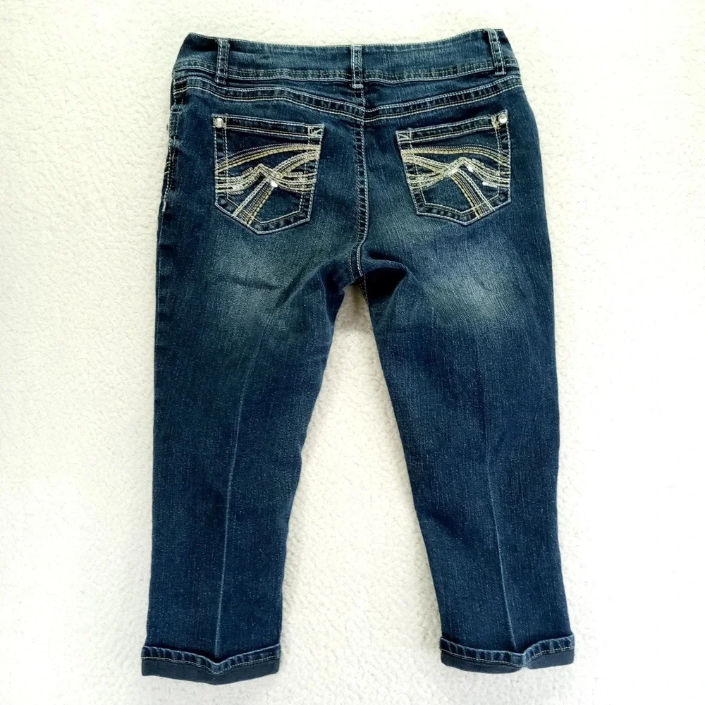 No Boundaries Women Super Dark Wash Capri Jeans Rhinestone Pockets Size 13 - Picture 2 of 10